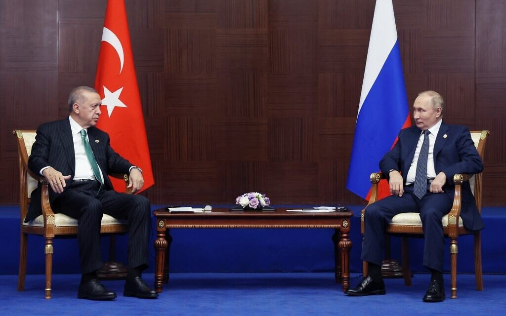 נשיא רוסיה ולדימיר פוטין בפגישה עם נשיא טורקיה רג&#039;פ טאיפ ארדואן בקרמלין, 13 באוקטובר 2022 (צילום: Vyacheslav Prokofyev, Sputnik, Kremlin Pool Photo via AP)