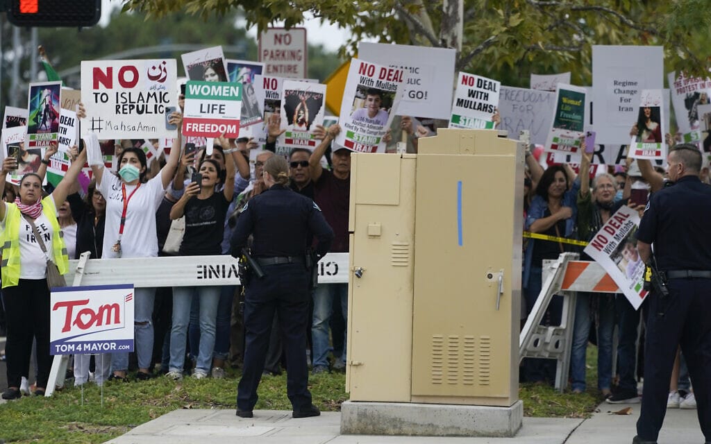 תושבים בדרום קליפורניה מקבלים את פני השיירה של הנשיא ג'ו ביידן עם שלטי תמיכה במחאה באיראן, 14 באוקטובר 2022 (צילום: AP Photo/Carolyn Kaster)