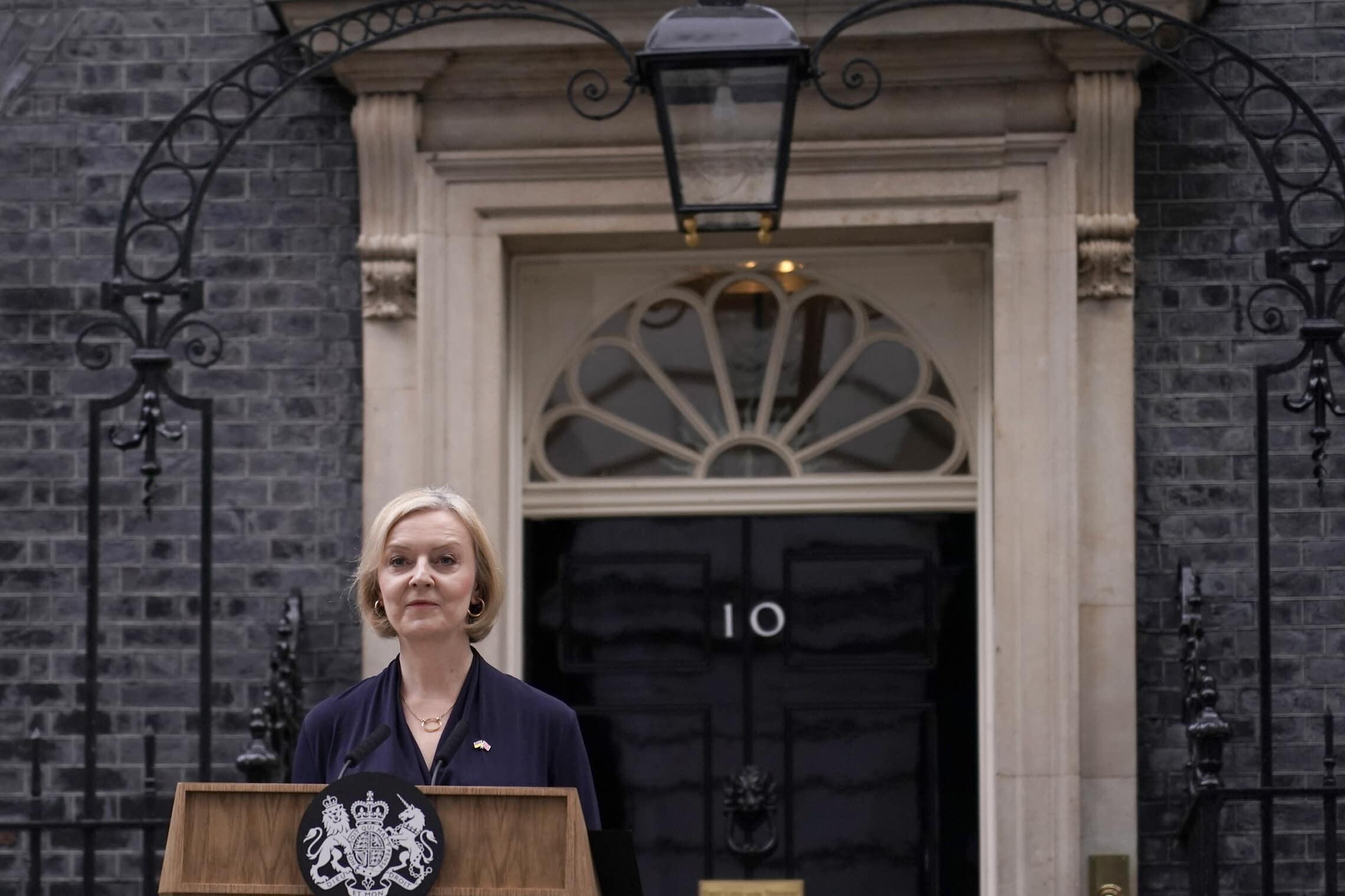 ליז טראס על מפתן דאונינג 10 מודיעה על התפטרותה מראשות ממשלת בריטניה, 44 ימים אחרי שמונתה לתפקיד. 20 באוקטובר 2022 (צילום: AP Photo/Alberto Pezzali)