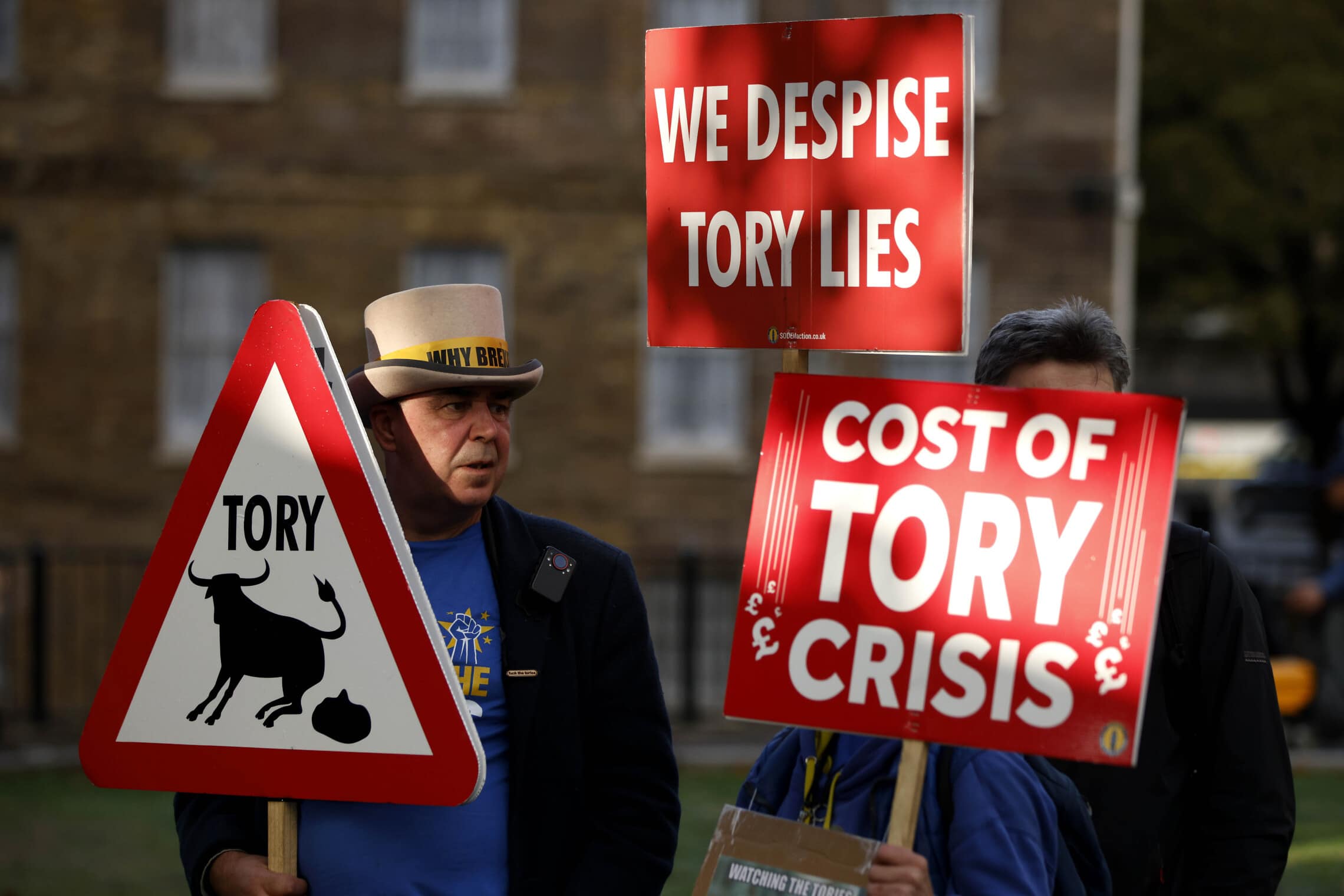 מחאה מול בית הפרלמנט בלונדון אחרי שראשת הממשלה ליז טראס התפטרה, 20 באוקטובר 2022 (צילום: AP Photo/David Cliff)
