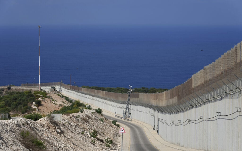 החומה בין ישראל ללבנון מהצד הישראלי, כשברקע הים התיכון, 14 באוקטובר 2022 (צילום: AP Photo/Tsafrir Abayov, File)