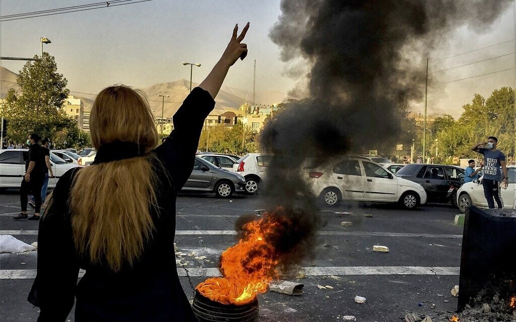 מחאת החיג&#039;אב באיראן, 1 באוקטובור 2022 (צילום: AP Photo/Middle East Images, File)