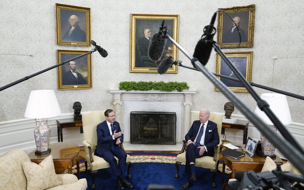הנשיא יצחק הרצוג ונשיא ארצות הברית ג&#039;ו ביידן בחדר הסגלגל בבית הלבן, 26 באוקטובר 2022 (צילום: Patrick Semansky, AP)