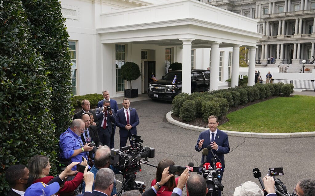 הנשיא יצחק הרצוג משיב לשאלות עיתונאים בבית הלבן לאחר פגישתו עם נשיא ארצות הברית ג&#039;ו ביידן, 26 באוקטובר 2022 (צילום: Patrick Semansky, AP)
