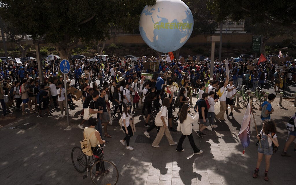 מצעד האקלים בתל אביב, 28 באוקטובר 2022 (צילום: AP Photo/Oded Balilty)