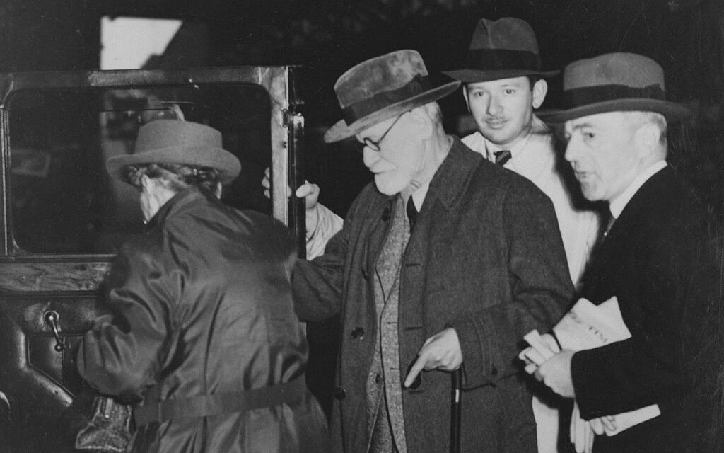 זיגמונד פרויד מגיע ללונדון אחרי שברח מאוסטריה, ב-5 ביוני 1938. מימינו ארנסט ג&#039;ונס (צילום: AP Photo)
