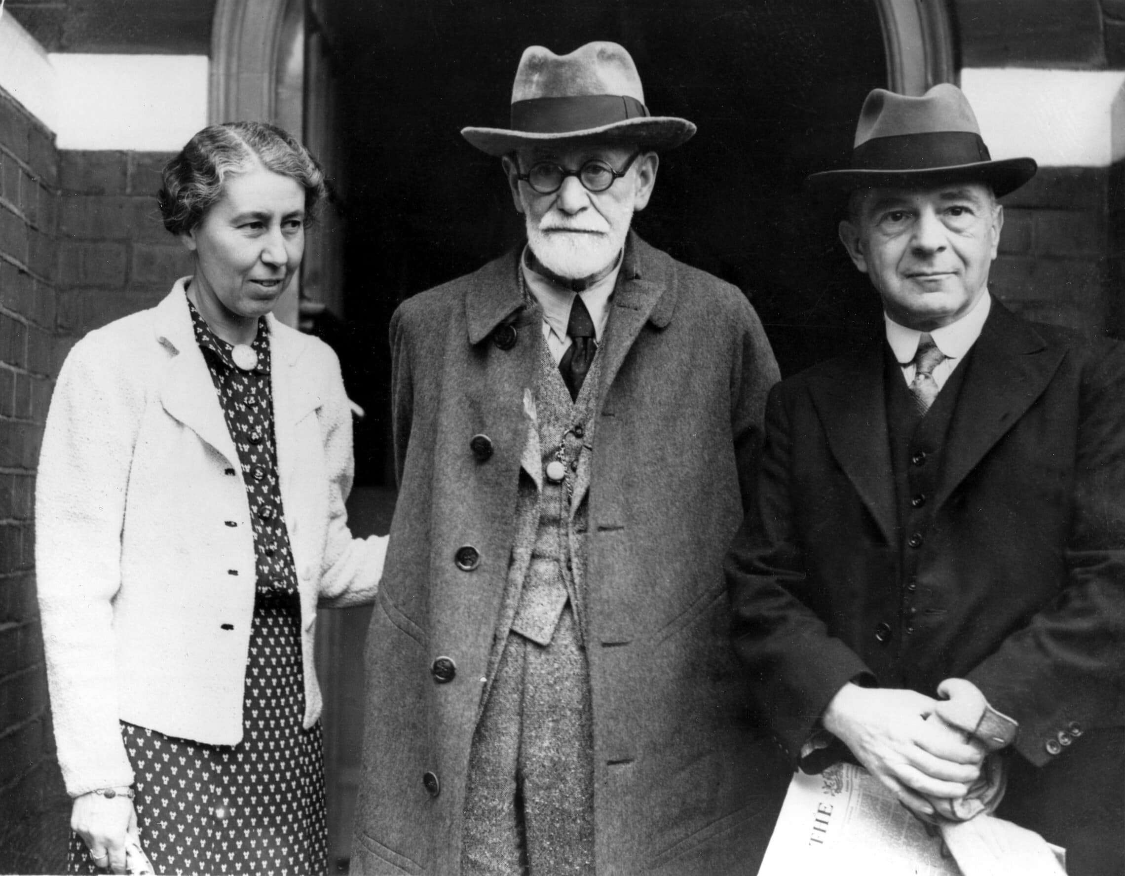 זיגמונד פרויד, במרכז, עם בתו מתילדה וד&quot;ר ארנסט ג&#039;ונס בביתו החדש של הפסיכואנליטיקאי בהמפסטד, לונדון, אחרי שהגיע לשם מאוסטריה הנאצית. 6 ביוני 1938 (צילום: AP Photo)
