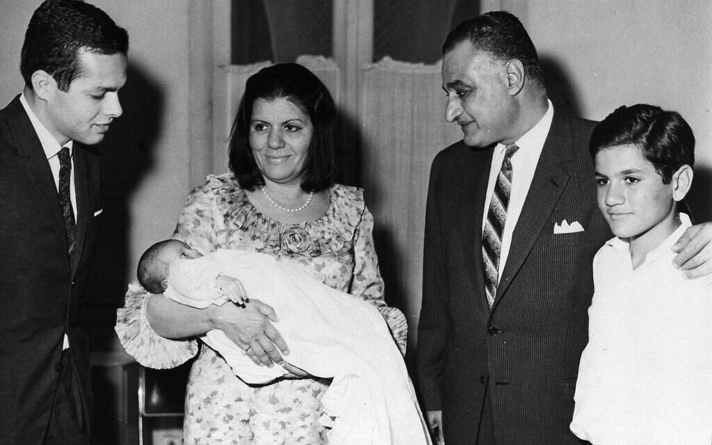 אשרף מרוואן, משמאל, עם אשתו מונה &#8211; בתו של גמאל עבד אל נאצר, המשקיף על תינוקם הטרי, 27 באפריל 1967 (צילום: AP Photo)