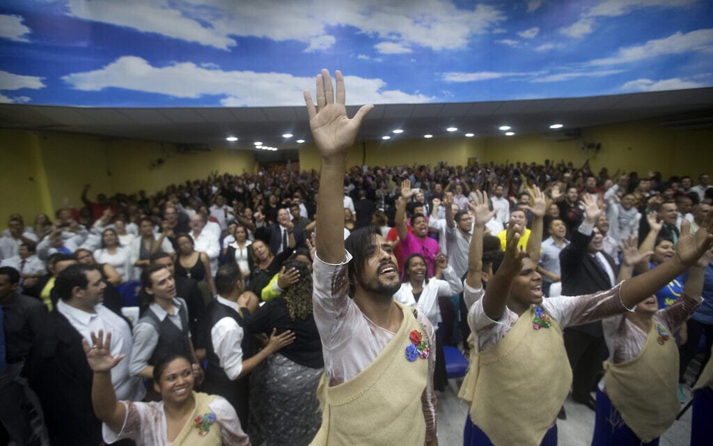 טקס של הכנסייה הפנטקוסטלית בברזיל, הכולל ריקודים ושירים (צילום: AP Photo/Silvia Izquierdo)