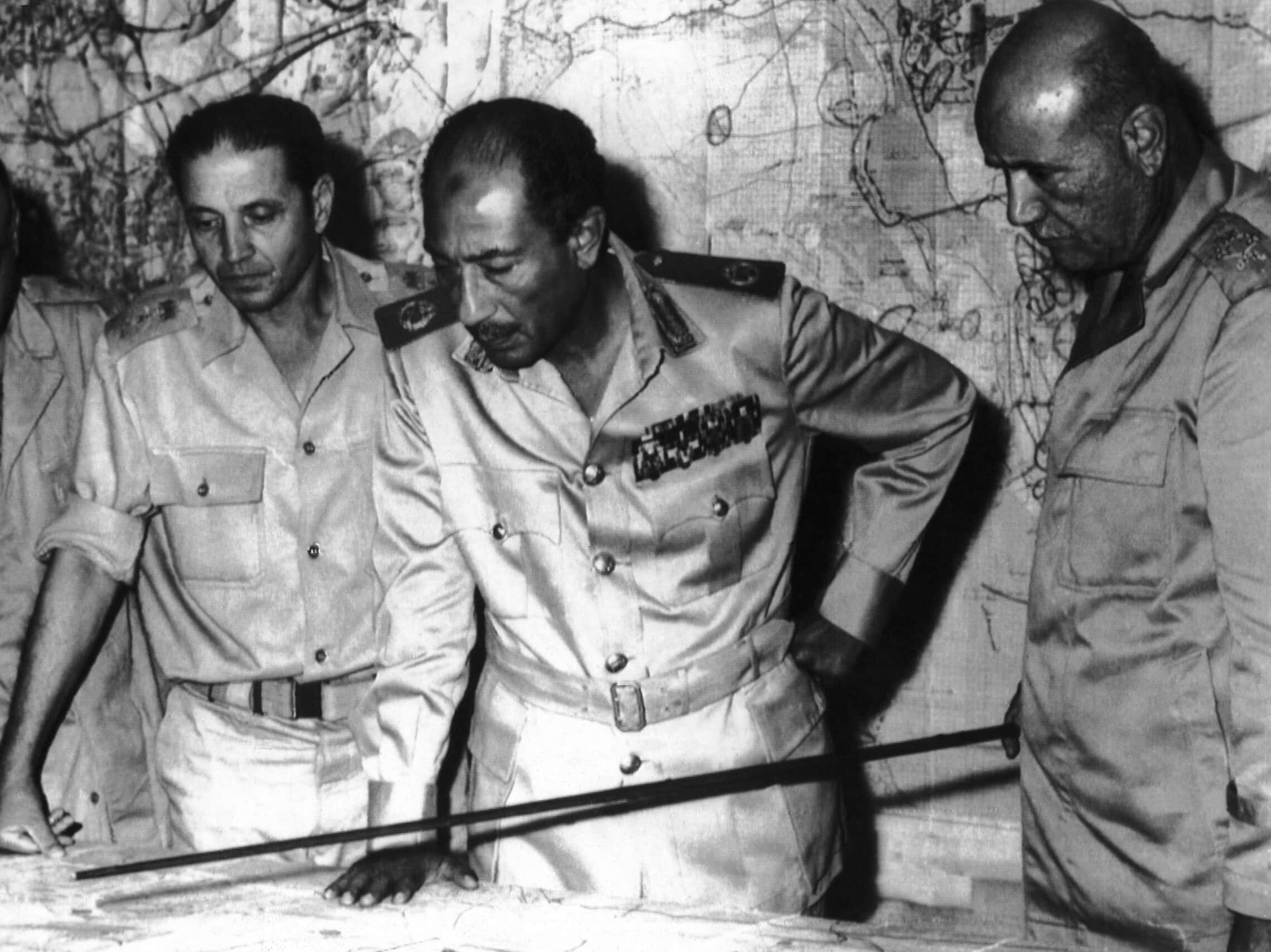 נשיא מצרים אנואר סאדאת (במרכז) עם שר המלחמה אחמד איסמעיל (מימין) והרמטכ&quot;ל סדדין שאזלי (משמאל), השלושה בוחנים את ההתפתחויות הצבאיות בסיני במהלך מלחמת יום הכיפורים. 15 באוקטובר 1973 (צילום: AP Photo)