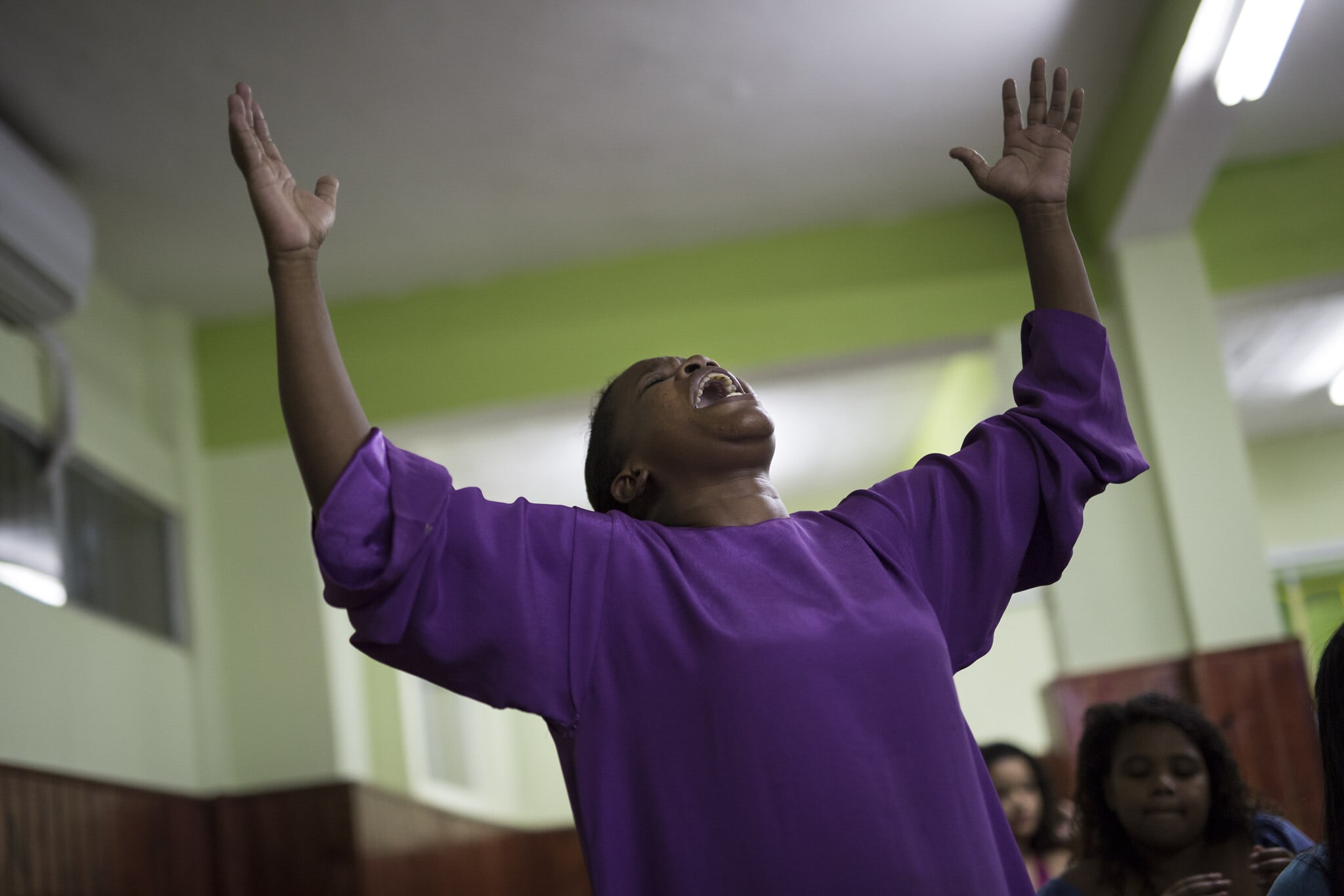 מאמינה פנטקוסטלית בכנסייה בריו דה ז'ניירו, ברזיל, 28 בנובמבר 2014. (צילום: AP Photo/Felipe Dana)
