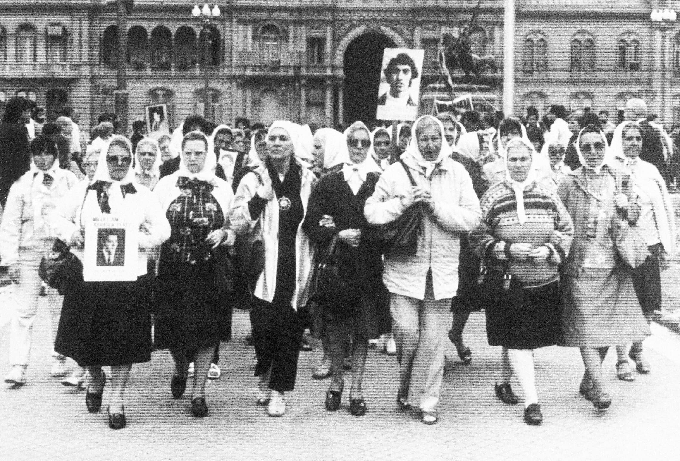 הפגנה של ארגון האימהות פלאסה דה מאיו, אימהות ארגנטינאיות שילדיהן נעלמו במהלך &quot;המלחמה המלוכלכת&quot; בשנות ה־70, בואנוס איירס, 12 בדצמבר 1985 (צילום: AP Photo/Eduardo DiBaia)