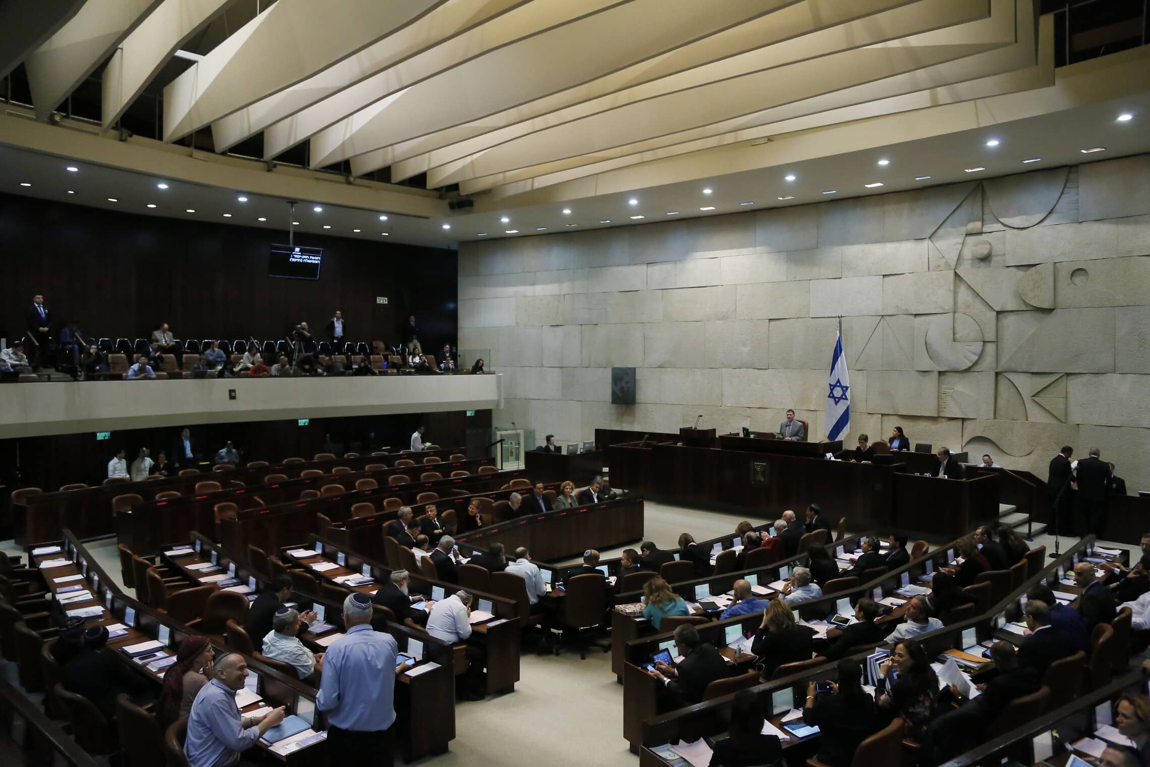 מליאת הכנסת בעת הדיון על הצעת החוק להעלאת אחוז החסימה ל-3.25%, 11 במרץ 2014 (צילום: מרים אלסטר/פלאש90)
