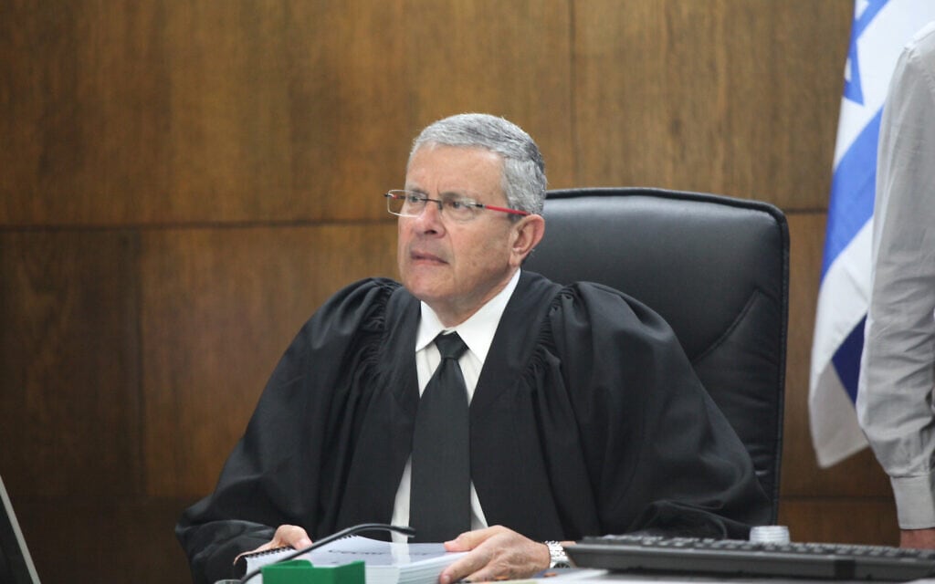 השופט דוד רוזן בבית המשפט המחוזי בתל אביב בעת מתן גזר הדין בפרשת הולילנד, 28 באפריל 2014 (צילום: פלאש90)