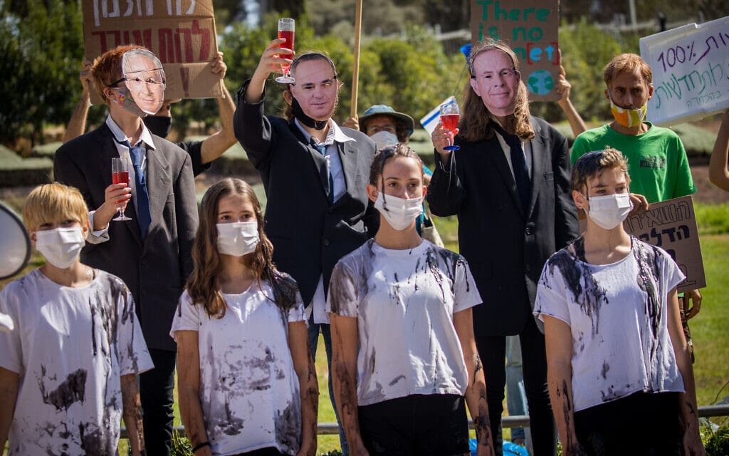 בני נוער כחלק ממיצב במחאה על משבר האקלים מול משכן הכנסת בירושלים, 26 באוקטובר 2020 (צילום: יונתן זינדל/פלאש90)