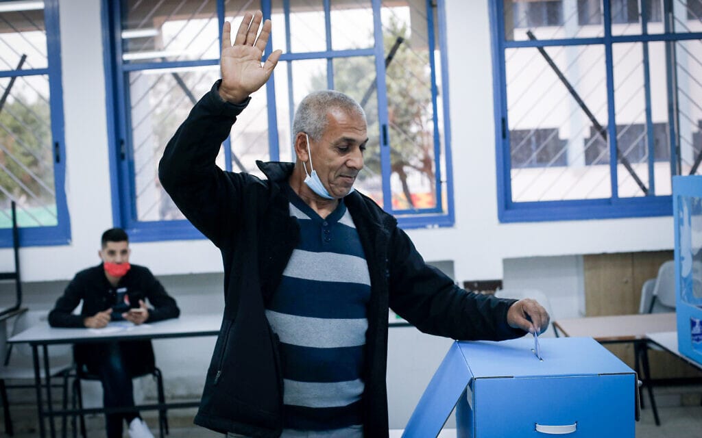 ערבי מצביע בקלפי בכפר מנדה בבחירות לכנסת, 23 במרץ 2021 (צילום: Jamal Awad/FLASH90)