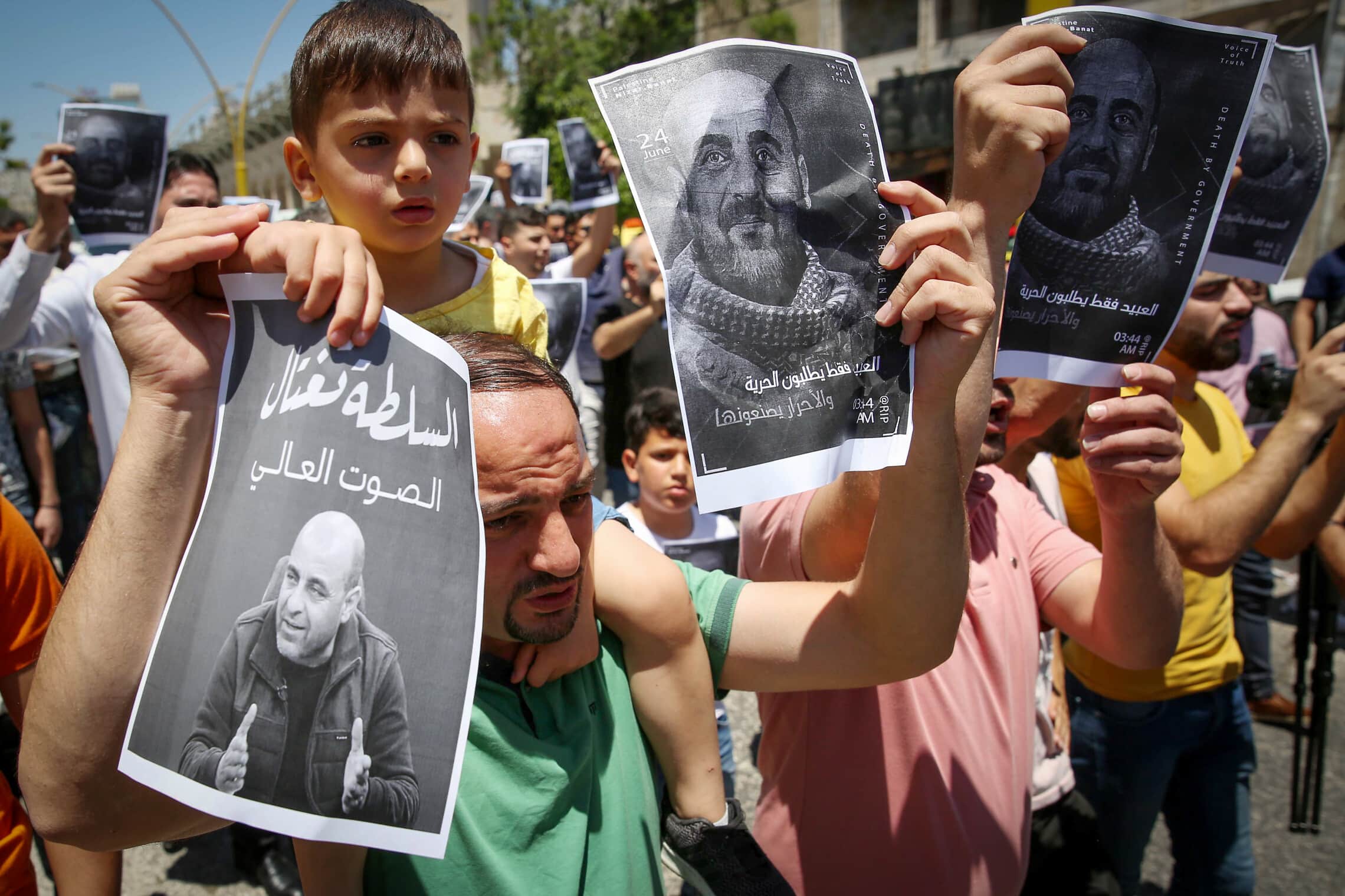 פלסטינים מוחים על מותו של ניזאר בנאתץ רמאללה, 2 ביולי 2021 (צילום: Wisam Hashlamoun/Flash90)