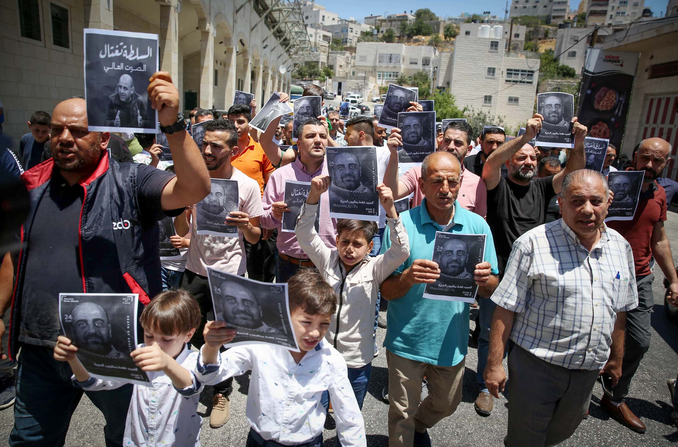 פלסטינים מוחים על מותו של ניזאר בנאתץ רמאללה, 2 ביולי 2021 (צילום: Wisam Hashlamoun/Flash90)
