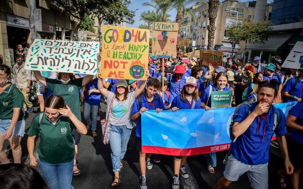 קבוצות של תנועות נוער משתתפות בצעדת האקלים בתל אביב, 29 באוקטובר 2021 (צילום: אבשלום ששוני/פלאש90)