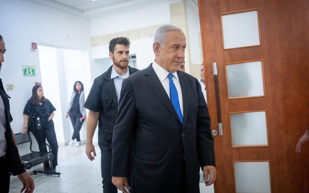 בנימין נתניהו מגיע לישיבה במשפט האלפים בבית המשפט המחוזי בירושלים, 24 במאי 2022 (צילום: יונתן זינדל/פלאש90)