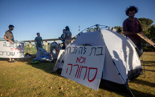 מחאה נגד מחירי הדיור ליד הכנסת, ירושלים, 20 ביוני 2022 (צילום: Yonatan Sindel/Flash90) מחאה נגד מחירי הדיור ליד הכנסת, ירושלים, 20 ביוני 2022 (צילום: Yonatan Sindel/Flash90)