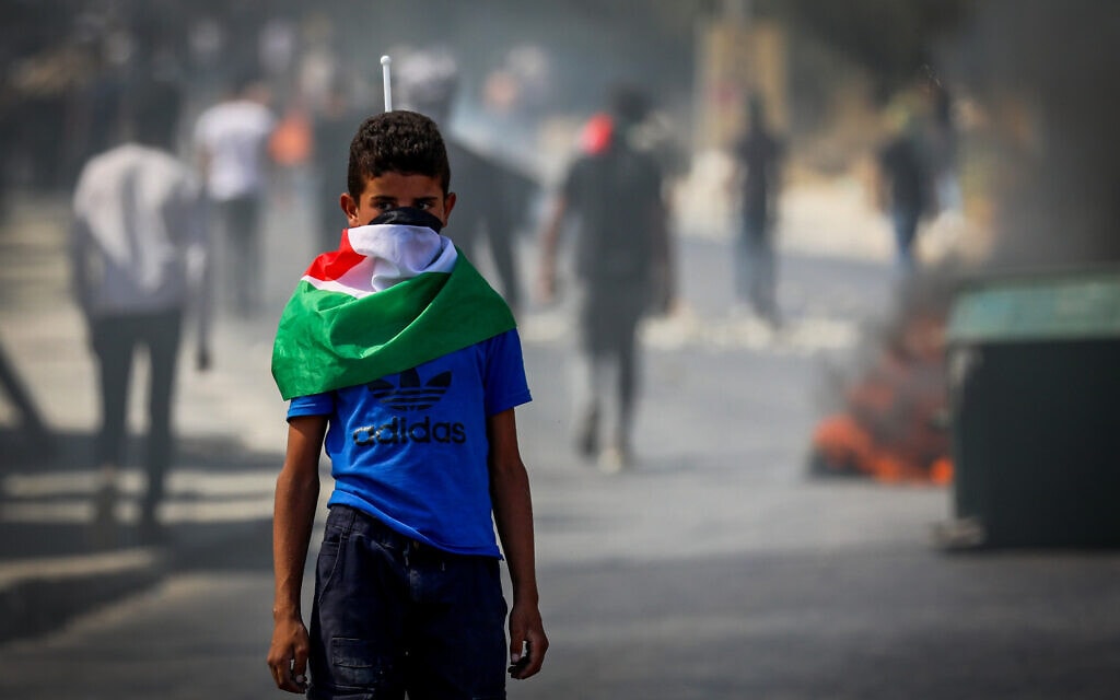 ילד פלסטיני במהומות ליד בית לחם בעקבות מותו של ריאן סלימאן בן ה-7. 30 בספטמבר 2022 (צילום: Wisam Hashlamoun/Flash90)