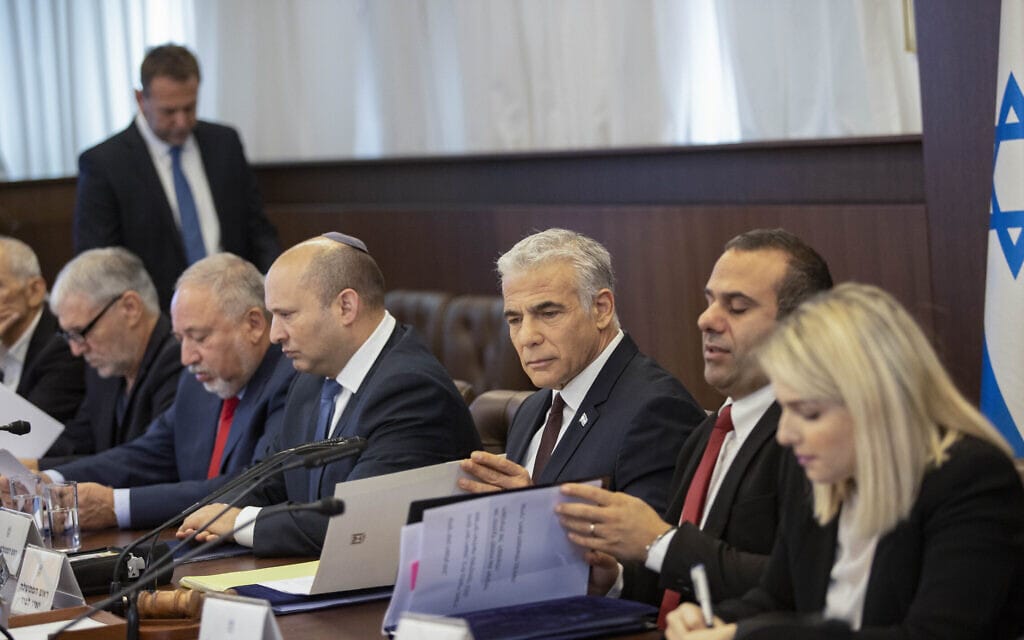 ישיבת קבינט בראשות ראש הממשלה יאיר לפיד. 23 באוקטובר 2022 (צילום: ALEX KOLOMOISKY/POOL)