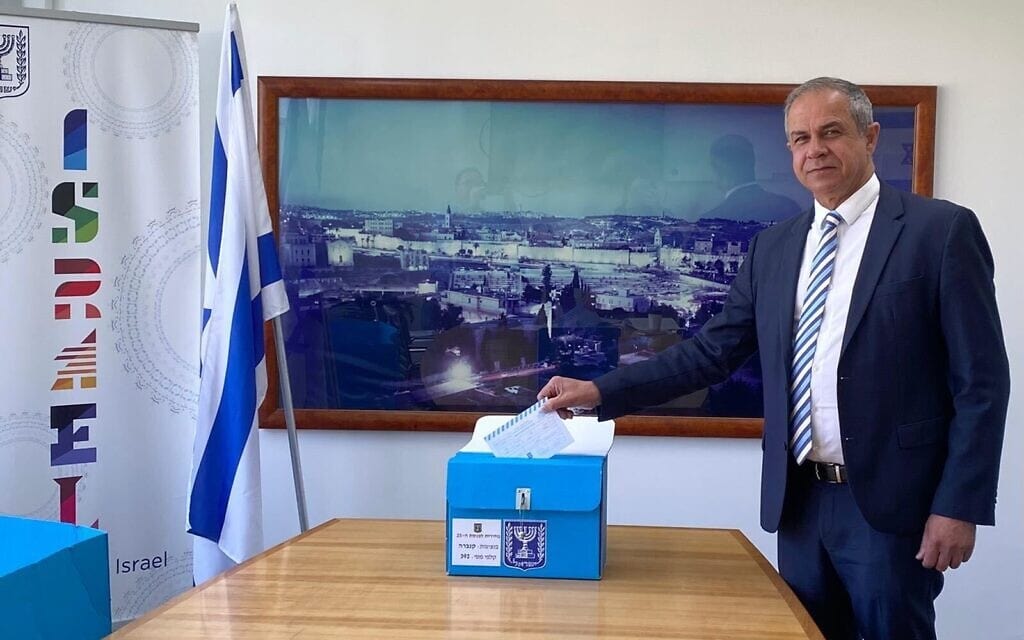 שגריר ישראל לאוסטרליה אמיר מימון מצביע בבחירות לכנסת ה-25 (צילום: משרד החוץ) שגריר ישראל לאוסטרליה אמיר מימון מצביע בבחירות לכנסת ה-25 (צילום: משרד החוץ)