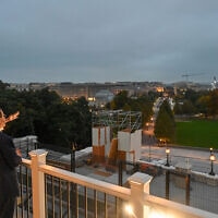 נשיא המדינה יצחק הרצוג עם יו"ר בית הנבחרים ננסי פלוסי משקיפים על וושינגטון הבירה ממרפסת הקפיטול, 25 באוקטובר 2022 (צילום: קובי גדעון, לע"מ)