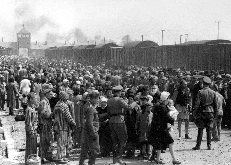 יהודים בסלקציה על הרמפות באושוויץ, 1944 (צילום: רשות הציבור)