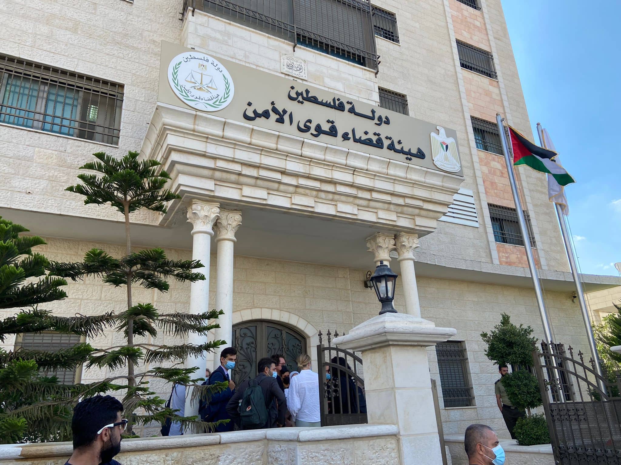עורכי הדין של משפחת בנאת מתכוננים למשפט נגד 14 השוטרים הפלסטינים, 14 בספטמבר 2021 (צילום: אהרון בוקסרמן)