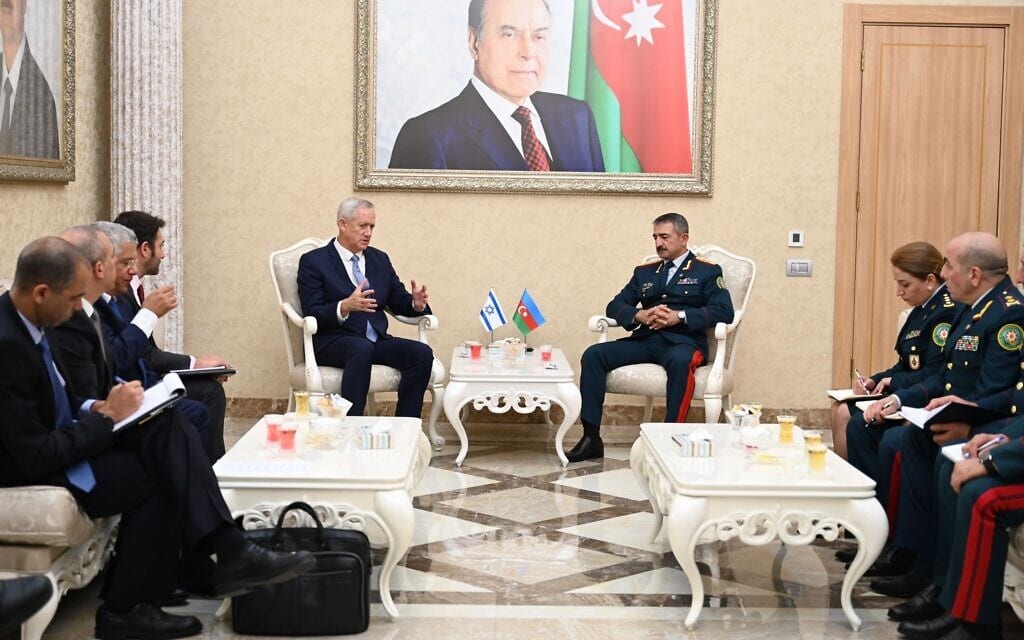 שר הביטחון בני גנץ עם נשיא אזרבייג&#039;ן אילהם אלייב בבאקו, 3 באוקטובר 2022 (צילום: ניקול לסקבי, משרד הביטחון)