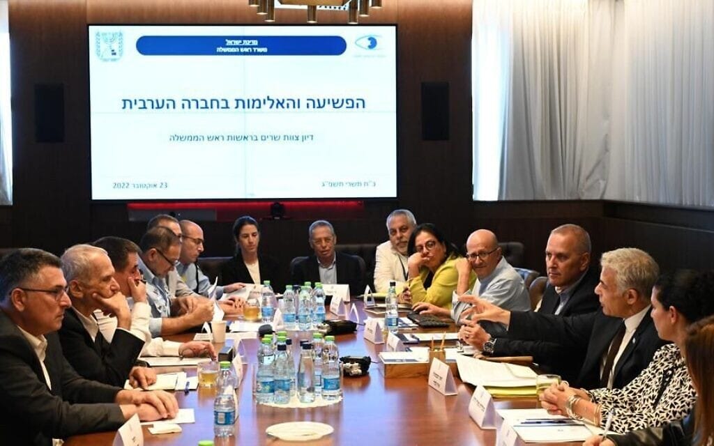 ראש הממשלה יאיר לפיד, השר לביטחון פנים עמר בר-לב וסגן השר לביטחון פנים יואב סגלוביץ' בפישת צוות השרים למאבק בפשיעה ובאלימות בחברה הערבית בלשכת רה"מ בירושלים. 23 באוקטובר 2022 (צילום: חיים צח / לע"מ) ראש הממשלה יאיר לפיד, השר לביטחון פנים עמר בר-לב וסגן השר לביטחון פנים יואב סגלוביץ' בפישת צוות השרים למאבק בפשיעה ובאלימות בחברה הערבית בלשכת רה"מ בירושלים. 23 באוקטובר 2022 (צילום: חיים צח / לע"מ)