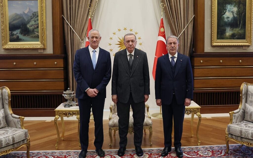שר הביטחון בני גנץ, נשיא טורקיה רג&#039;פ טאיפ ארדואן ושר ההגנה הטורקי חולוסי אקאר, 27 באוקטובר 2022 (צילום: לשכת העיתונות הטורקית)
