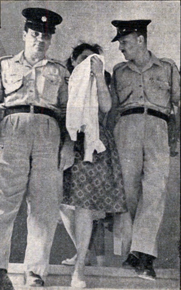 מעצרה של עליזה ברוך-פאנו אחרי שרצחה את פולה אליעז (צילום: מתוך &quot;העולם הזה&quot;, צלם לא ידוע)