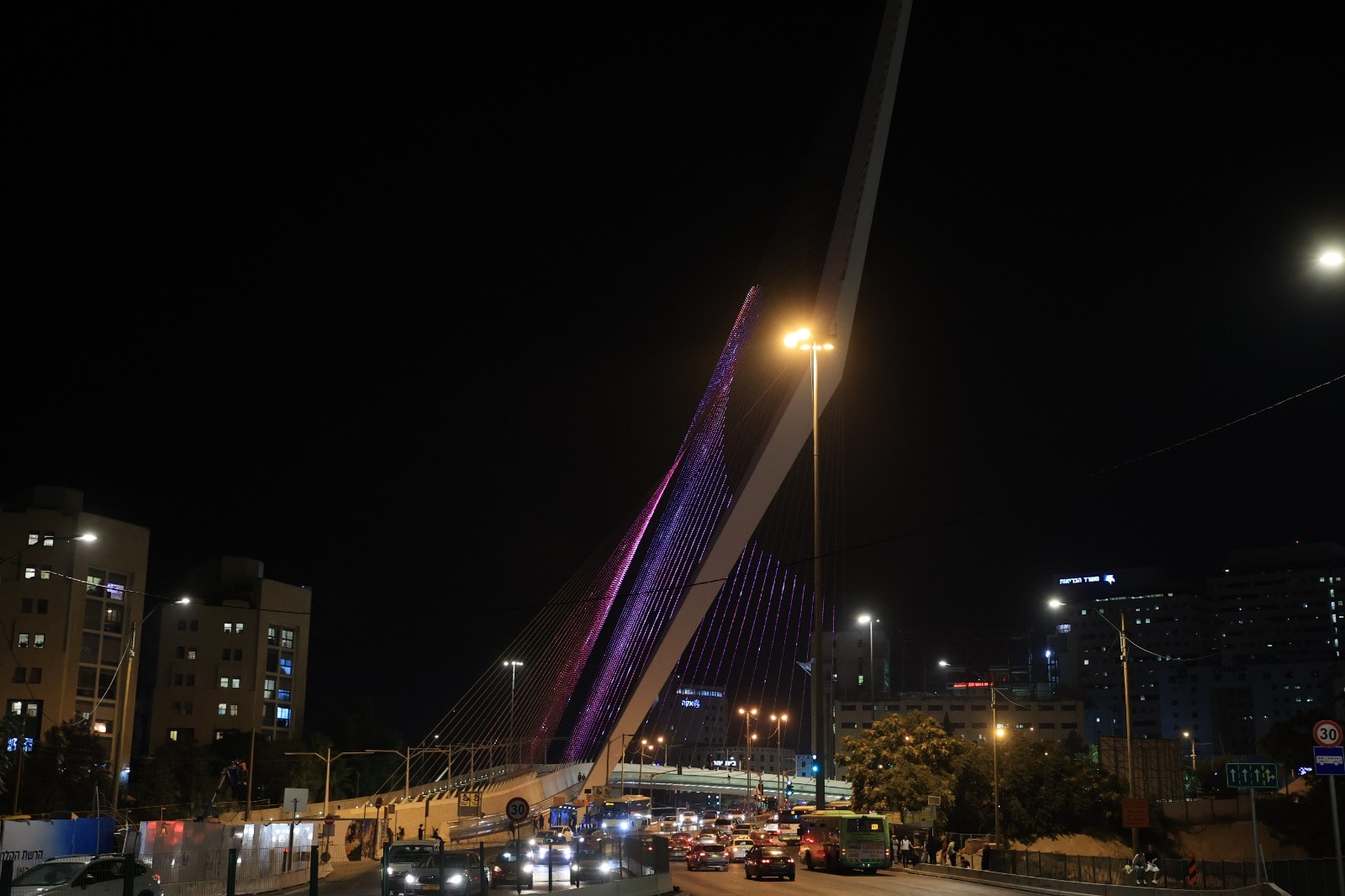 גשר המיתרים בכניסה לירושלים בלילה (צילום: יוליה ברזון)