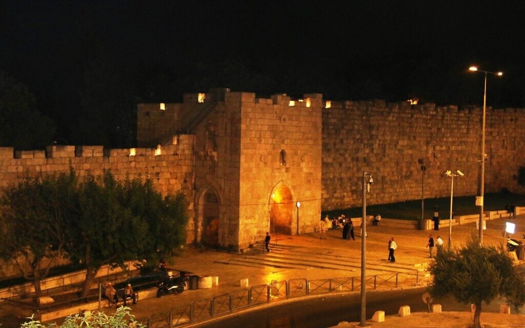 שער שכם בעיר העתיקה בירושלים בלילה (צילום: שמואל בר-עם)