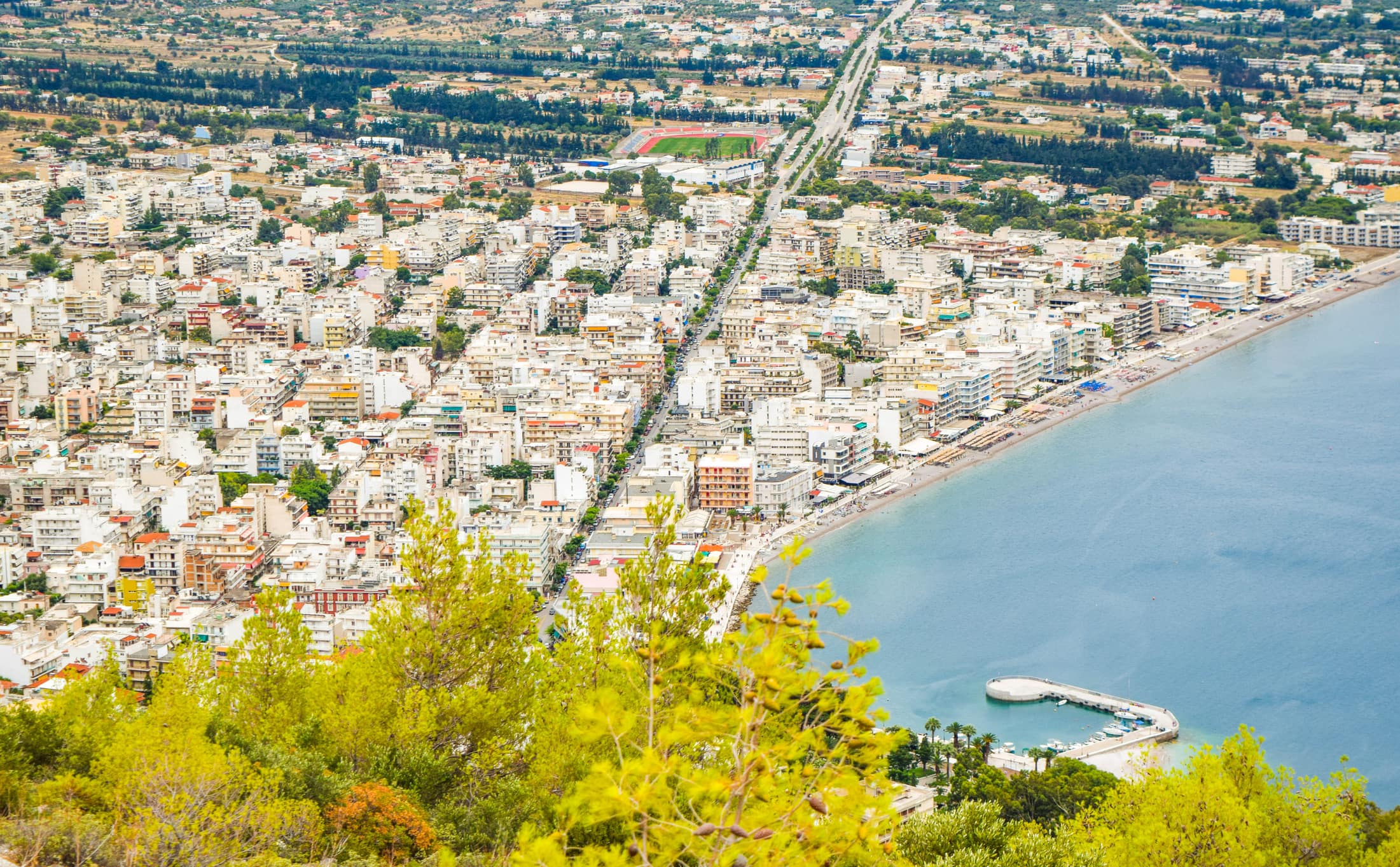 מבט אווירי על העיירה לוטראקי, יוון (צילום: iStock)