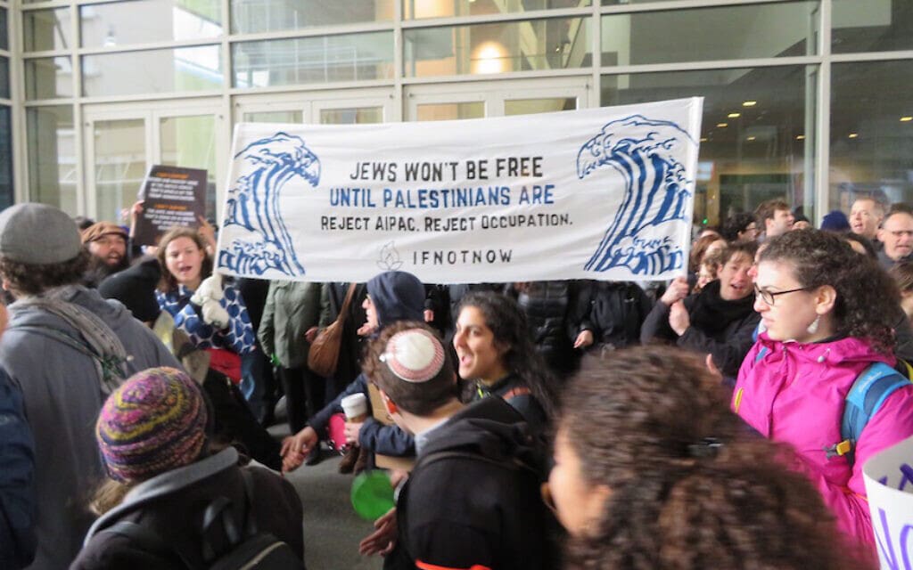 הפגנה של התנועה היהודית־אמריקאית IfNotNow בוועידת המדיניות של איפא&quot;ק בוושינגטון, 26 במרץ 2017 (צילום: Ron Kampeas/JTA)