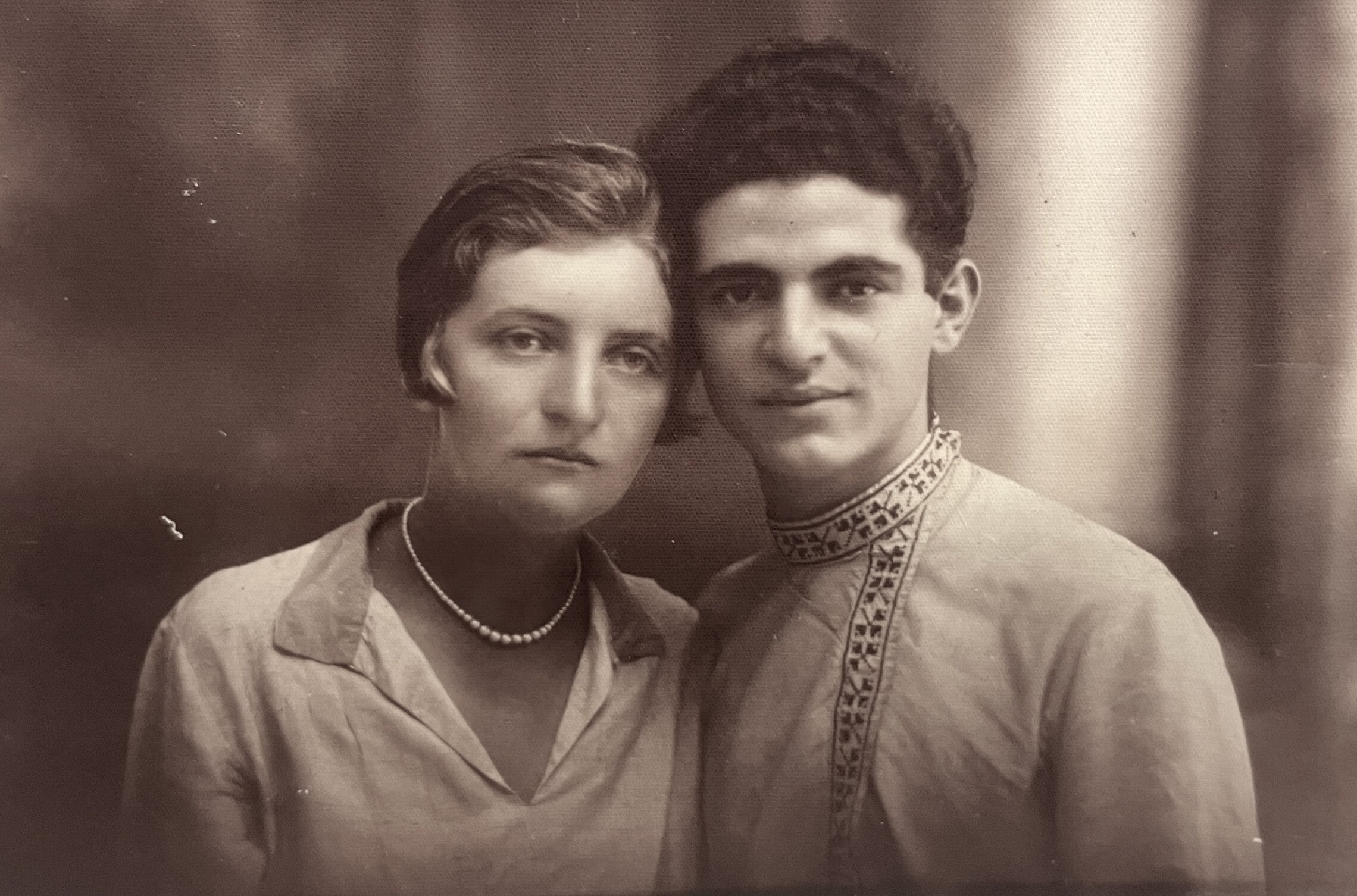 רפאל ופולה אליעז בסמוך לחתונתם (צילום: מתוך עזבונו של רפאל אליעז בארכיון &quot;גנזים&quot;)
