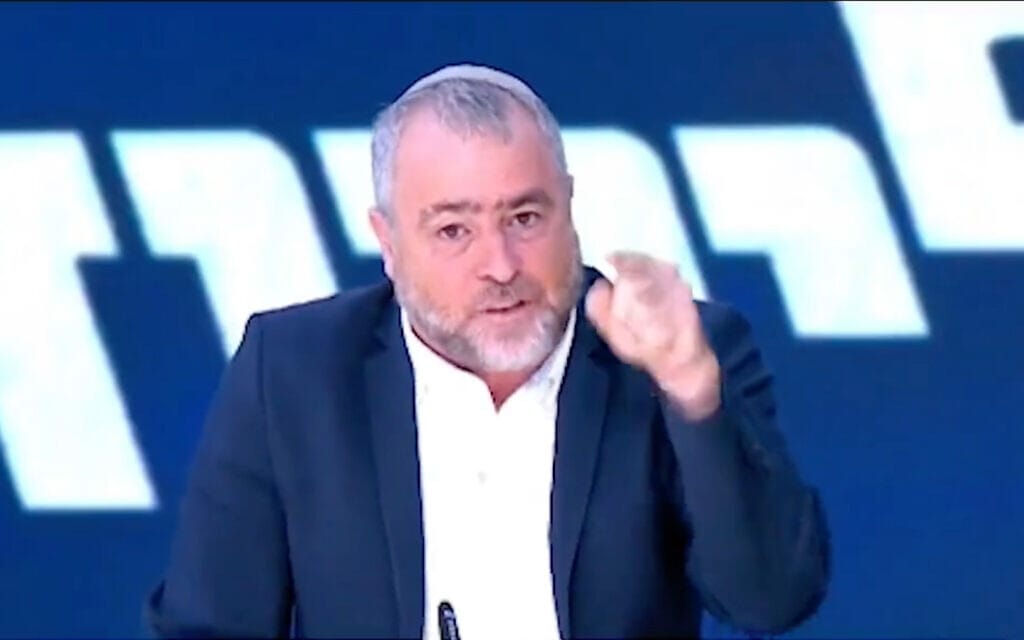 שמעון ריקלין נושא את "נאום העצלנים" בשידור בערוץ 14, 16 באוקטובר 2022 (צילום: צילום מסך, ערוץ 14)