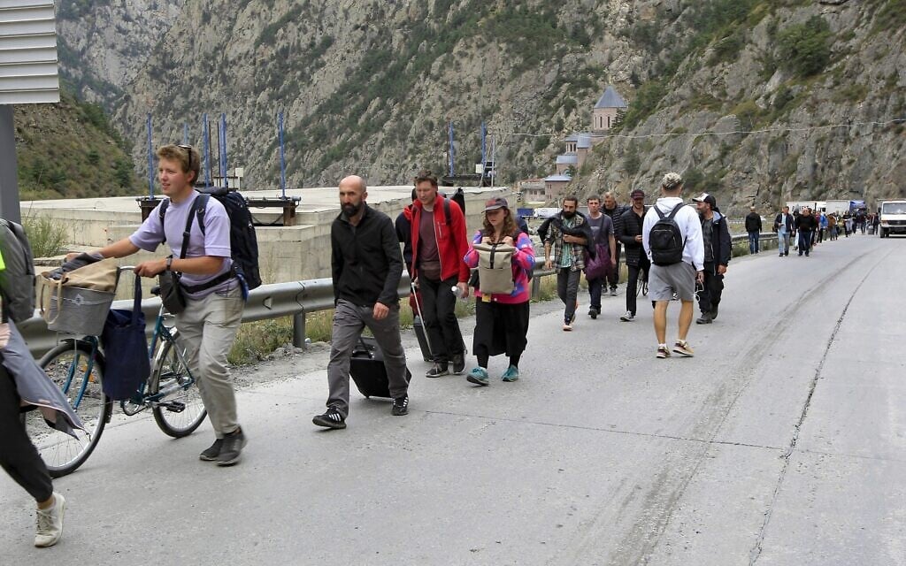 שיירה רגלית של רוסים שנמלטים לגיאורגיה, 28.9.2022 (צילום: ِAP Photo)