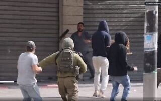 מתנחלים וצבא תוקפים פלסטינים בחווארה, צילום מסך מסרטון של אורן זיו מתנחלים וצבא תוקפים פלסטינים בחווארה, צילום מסך מסרטון של אורן זיו