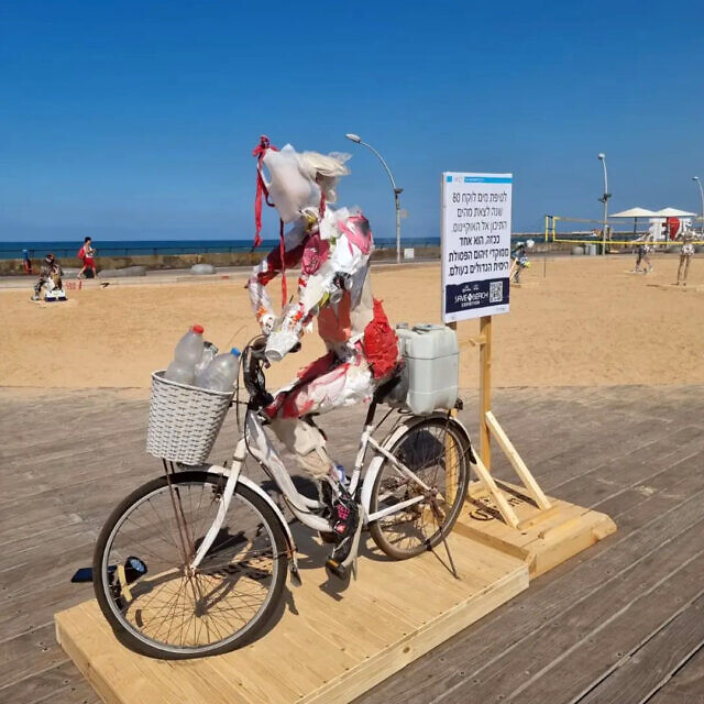 פסל מפסולת של הדס דיאמנט מוצג בחוף הים בתל אביב, אוקטובר 2022 (צילום: &quot;צלול&quot;)