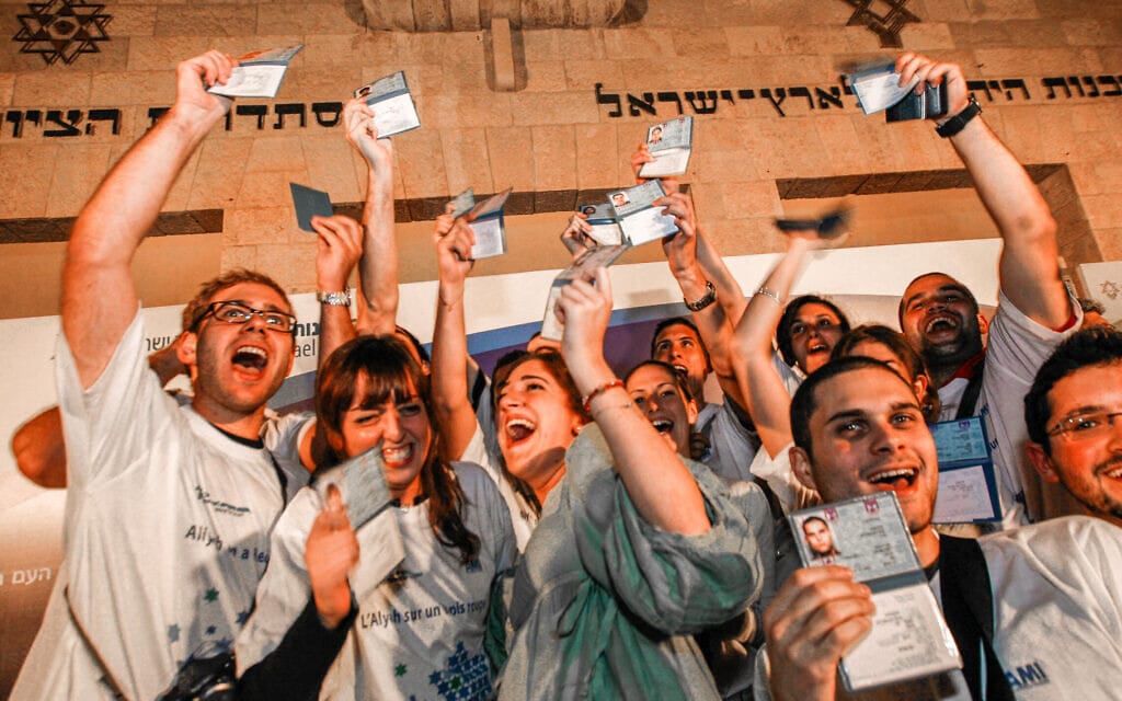 עולים חדשים חוגגים את הגעתם לישראל בטקס קליטתם בסוכנות היהודית בירושלים, 14 באוקטובר 2009 (צילום: מרים אלסטר/פלאש90)