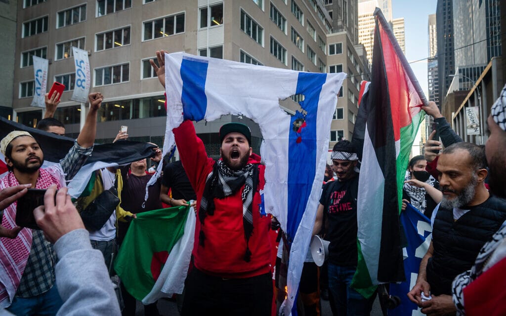 פעילים אנטי־ישראלים שורפים את דגל ישראל בעיר ניו יורק, 15 במאי 2021 (צילום: לוק טרס)