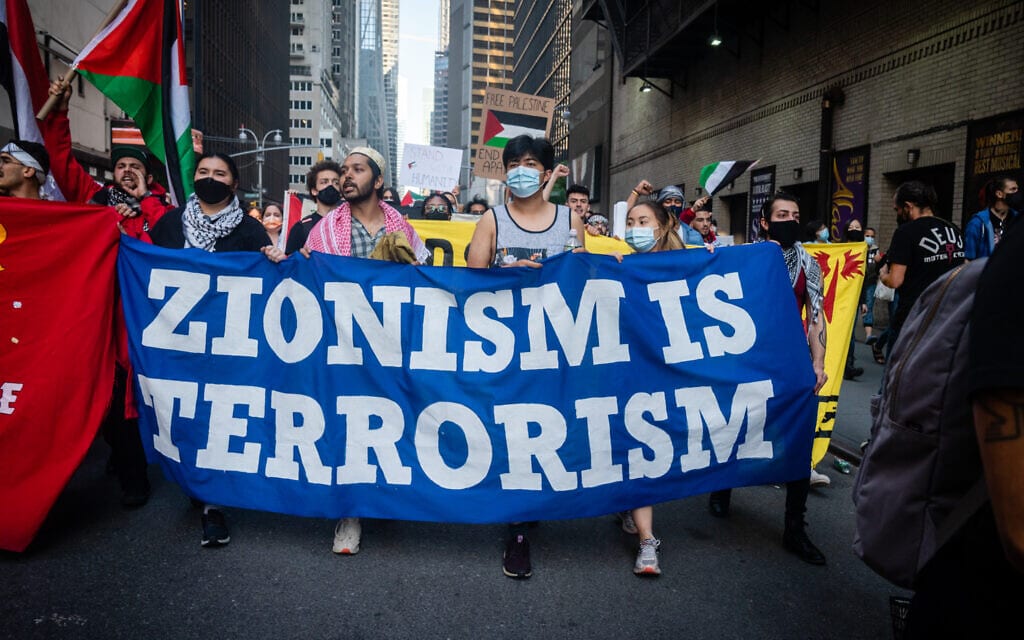 אילוסטרציה: פעילים אנטי־ישראלים בעיר ניו יורק, 15 במאי 2021 (צילום: לוק טרס)