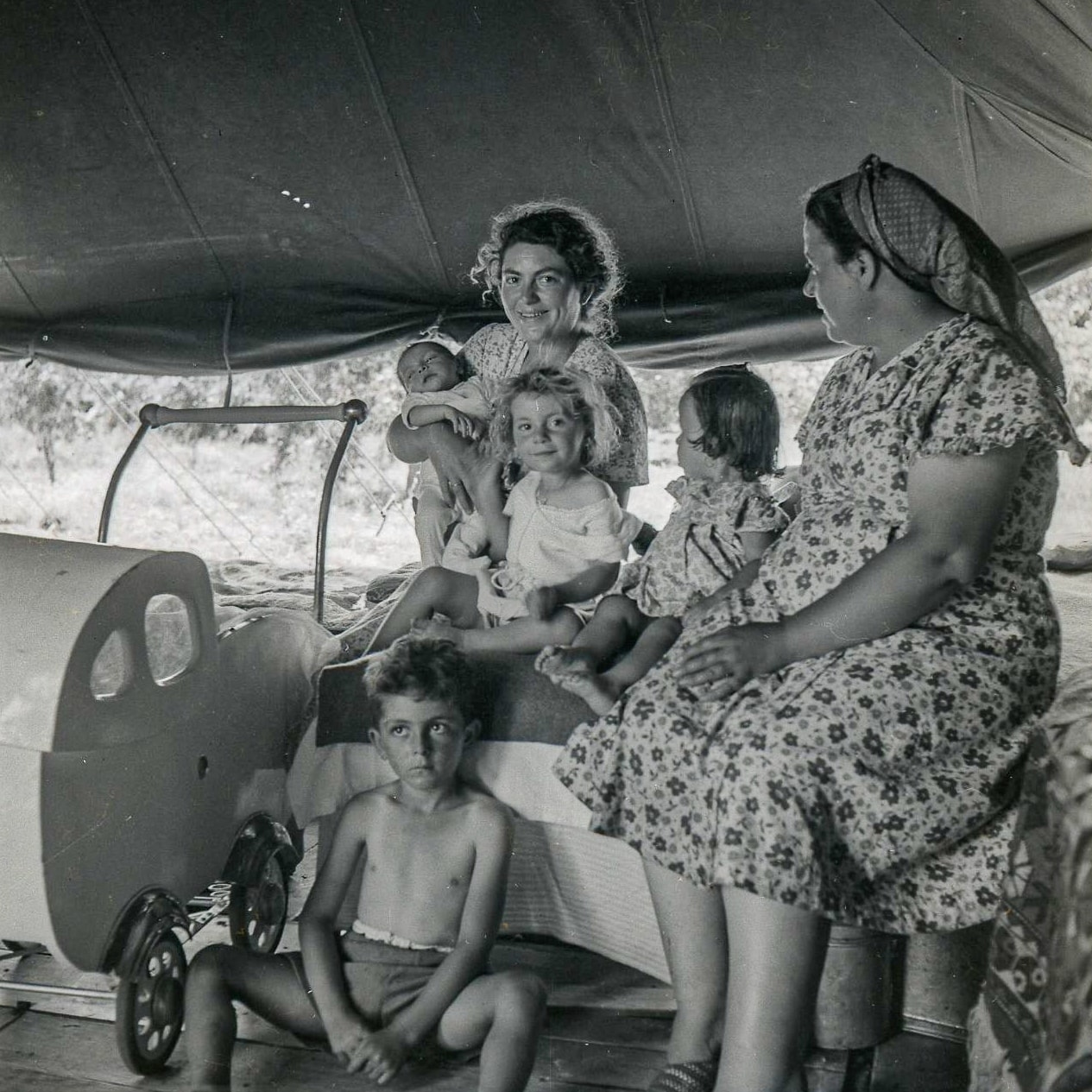 משפחת עולים ב&quot;מחנה עלייה&quot; בחיפה, 1950 (צילום: בוריס כרמי, אוסף מיתר, הספרייה הלאומית)
