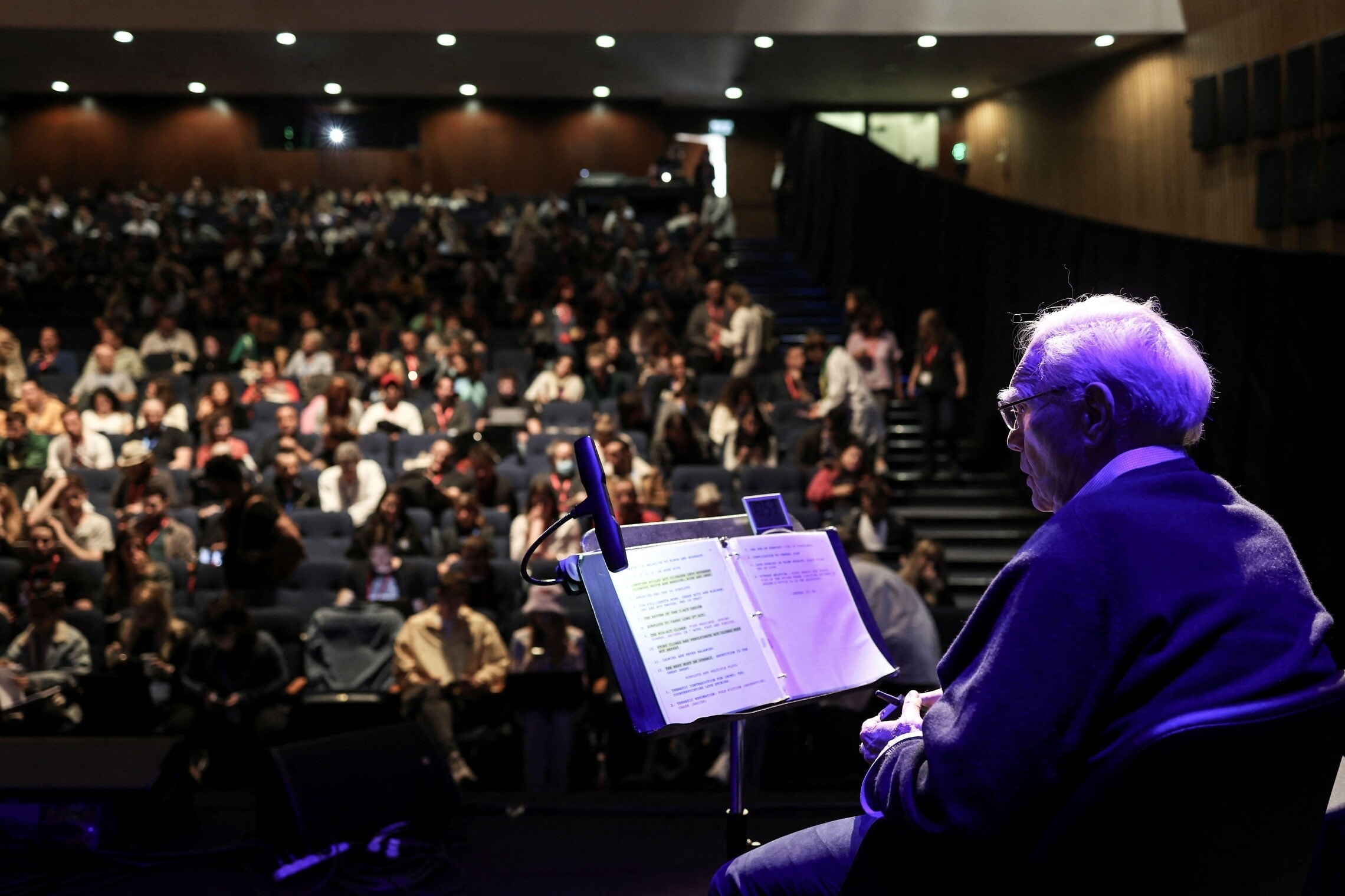 רוברט מקי מנחה את סדנת הכתיבה שלו באוניברסיטת תל אביב, 24 בנובמבר 2022 (צילום: REUTERS/Nir Elias via Alamy)