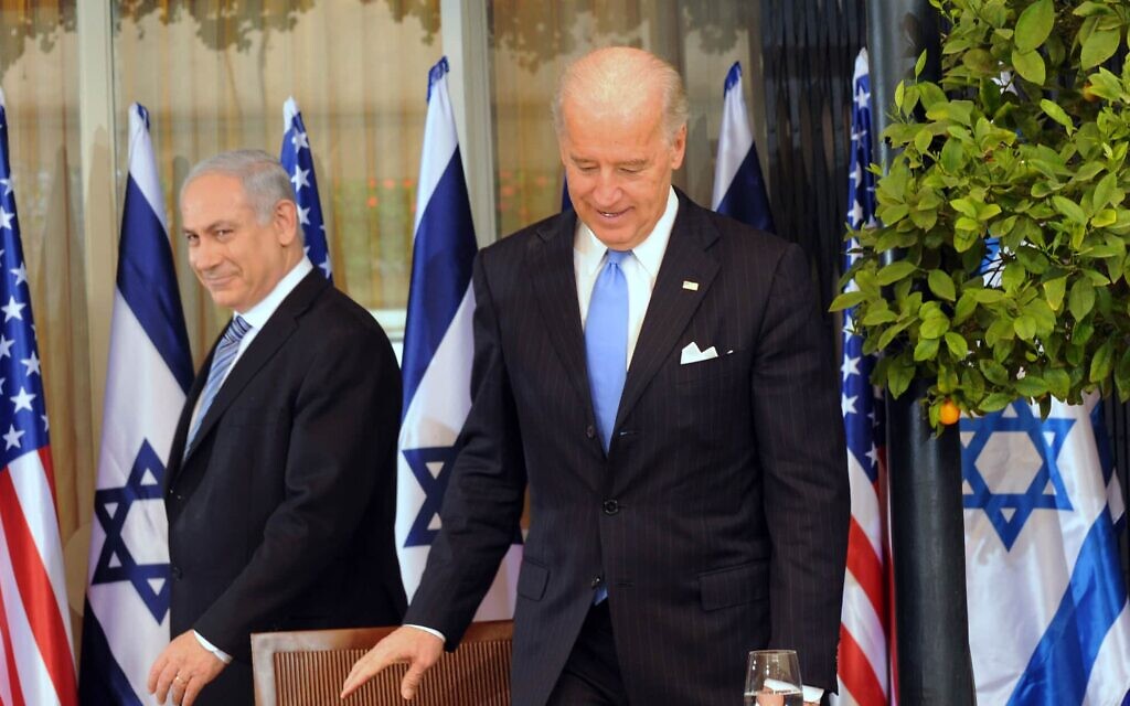 בנימין נתניהו עובר מאחורי ג'ו ביידן בזמן שהוא עומד לחתום בספר המבקרים בבית ראש הממשלה בירושלים, 9 במרץ 2010 (צילום: AP Photo/Debbie Hill, Pool)